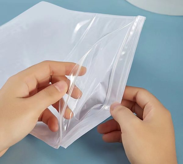 Reclosabe zipper locking envelope